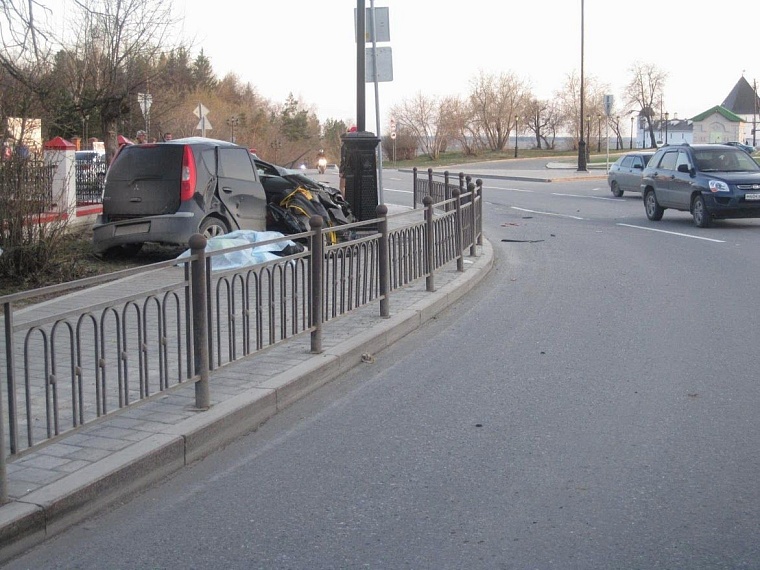 У тобольского кремля водитель погиб, влетев в опору освещения