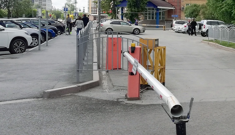 В Тюмени предложили ввести универсальный ключ от дворовых шлагбаумов для спецтранспорта
