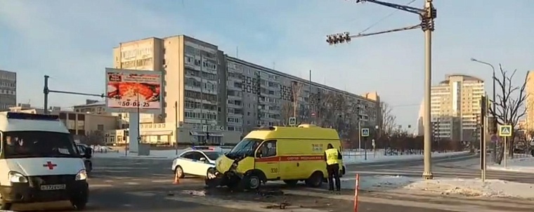 В столкновении маршрутки и машины скорой помощи в центре Тюмени пострадали четверо. Видеосюжет