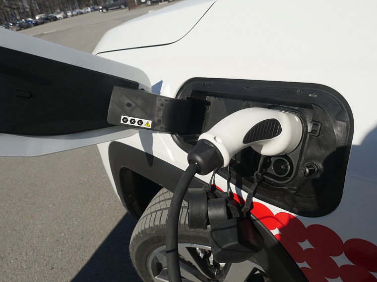 Бензин или электричка? Знакомимся с "Москвичами" на тюменских дорогах