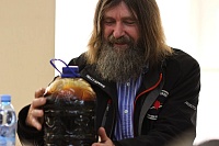 Федору Конюхову подарили целебную нефть