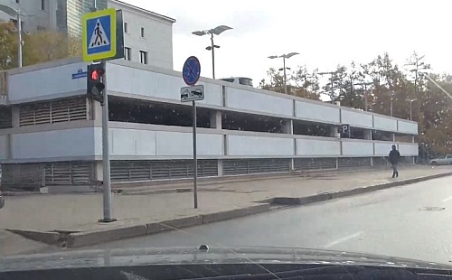 Многоуровневая парковка у библиотеки: узко, тесно, неудобно