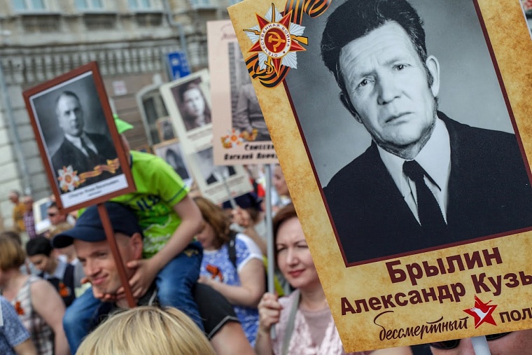 Тюменцам официально разрешили украшать машины портретами ветеранов