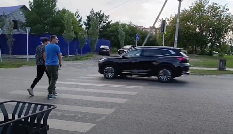 Дорожные ловушки: на улице Калинина перед кольцом не пропускают пешеходов
