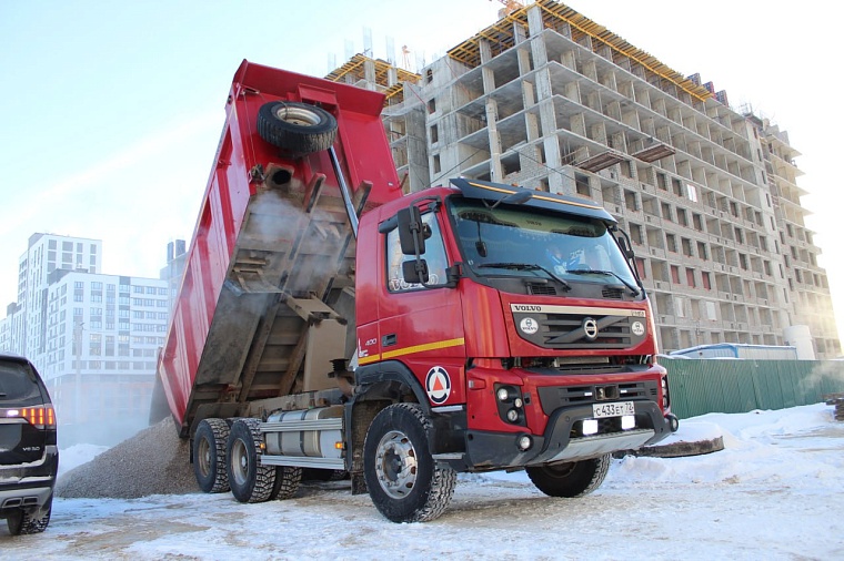 В тюменском Ново-Комарово оборудуют временную дорожную инфраструктуру для автобусов