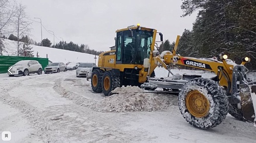 Уборке снега в Тюмени мешают припаркованные автомобили