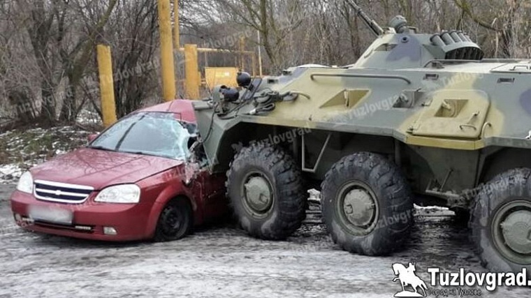 В Ростовской области БТР протаранил Chevrolet с девушкой за рулем