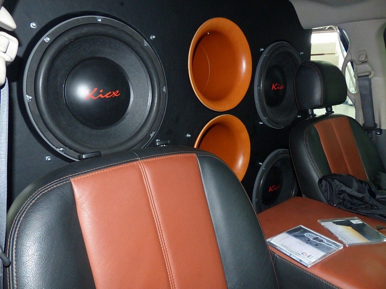 Тюменскую автовыставку украсил Shou car Kiсx