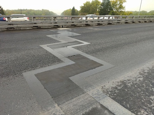 Тюменские дорожники первыми в России уложили полиуретан-металлический шов зигзагом