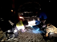 На трассе Тюмень - Омск автоинспекторы помогли замерзшему водителю устранить поломку