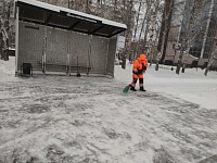 В Тюмени автобусные остановки расчищают от снега