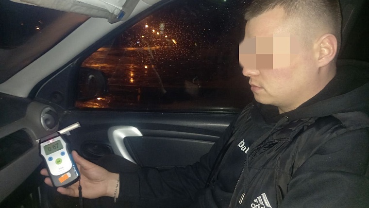 Пьяный водитель ехал по Ялуторовску со спущенным колесом