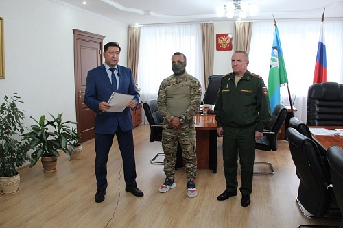 Жители Омутинского района приобрели и передали для СВО автомобиль УАЗ