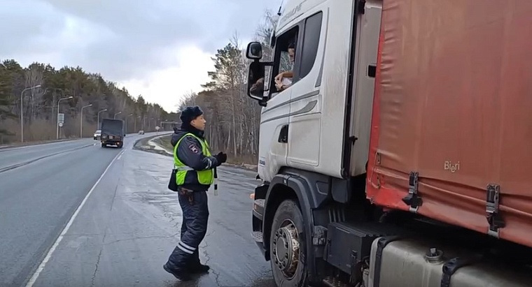В Тюменской области из-за сложных погодных условий ГИБДД рекомендует ограничить поездки