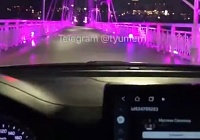 Очередного горе-водителя, который заехал на мост Влюбленных, разыкивает ГИБДД