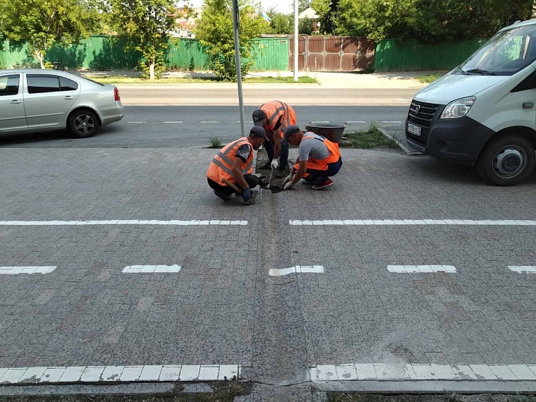 По поручению главы Тюмени на велодорожке по улице Ямской устанавливают решетки