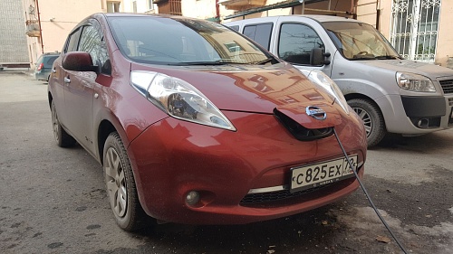 На машине с розеткой