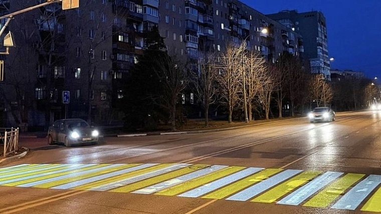 В Волгограде заработали первые проекционные пешеходные переходы: водители и блогеры выражают сомнения