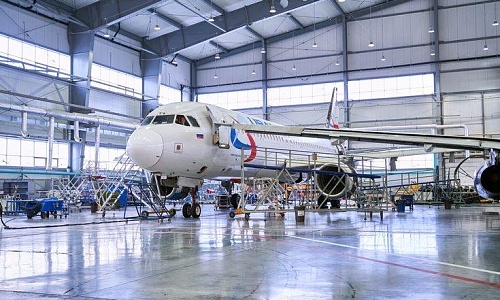 Владимир Якушев посетил авиационно-технический центр компании «Уральские авиалинии»