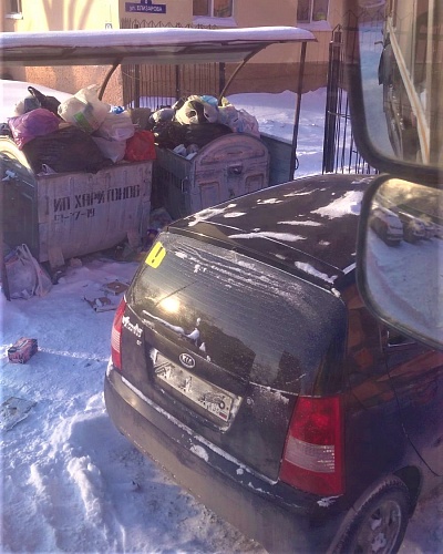 В Тюмени автомобилиста оштрафовали за парковку у мусорных баков