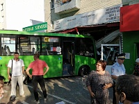 Автобус с пассажирами въехал в стену магазина на ул. Ямской