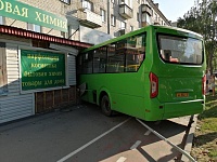 Автобус с пассажирами въехал в стену магазина на ул. Ямской