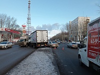 У автовокзала на Пермякова грузовик вылетел на встречную полосу. Разбиты три машины