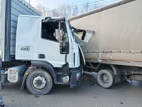 У автовокзала на Пермякова грузовик вылетел на встречную полосу. Разбиты три машины