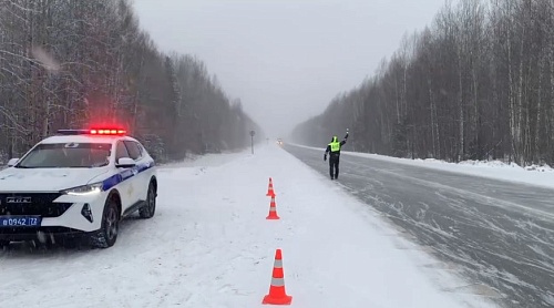 На трассе Тюмень - Ханты-Мансийск наблюдаются снегопад и сильный боковой ветер