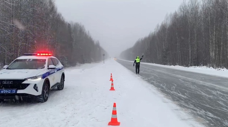 На трассе Тюмень - Ханты-Мансийск наблюдаются снегопад и сильный боковой ветер