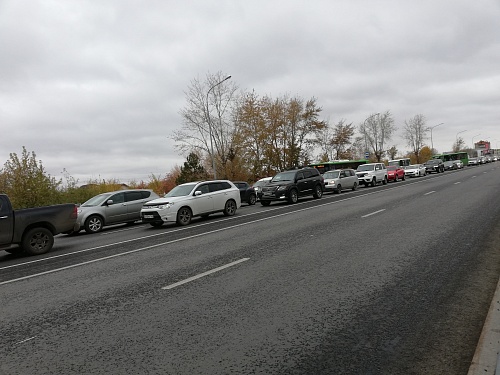 В России призвали значительно ужесточить наказание за объезд пробок по обочинам