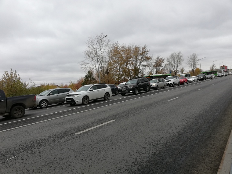 В России призвали значительно ужесточить наказание за объезд пробок по обочинам