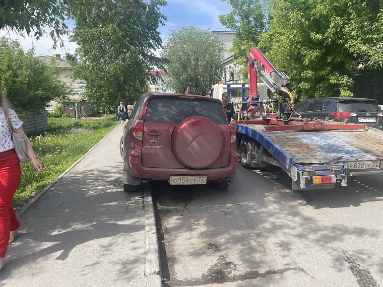 За день в Тюмени на штрафстоянку эвакуировали 47 автомобилей
