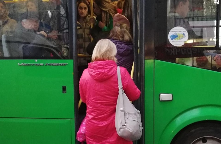 Водитель маршрутки в позднее время высадил несовершеннолетнюю на дороге: прокуратура Тюмени начала проверку