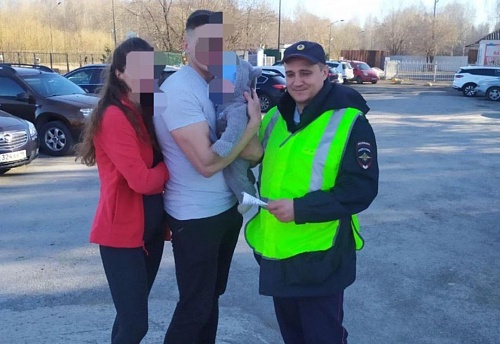 Сотрудники ГИБДД помогли вызволить младенца из закрытого автомобиля