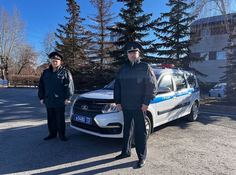 Сотрудники ГИБДД помогли вызволить младенца из закрытого автомобиля