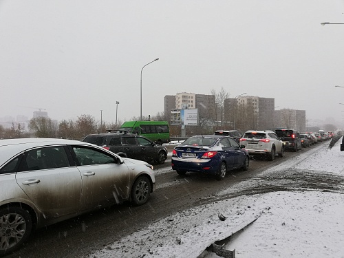 Пробки 9 баллов: утром в понедельник Тюмень парализовал снегопад