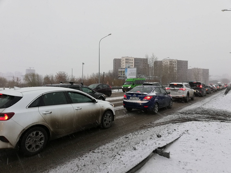 Пробки 9 баллов: утром в понедельник Тюмень парализовал снегопад