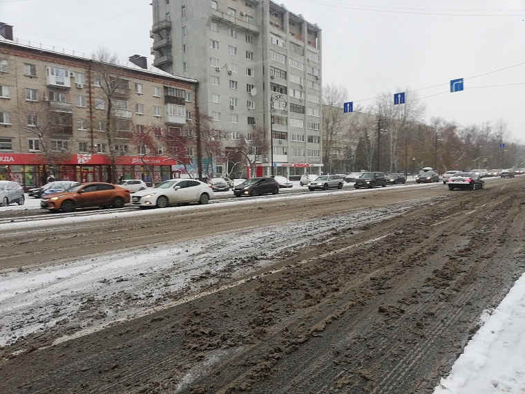 Пробки 9 баллов: утром в понедельник Тюмень парализовал снегопад