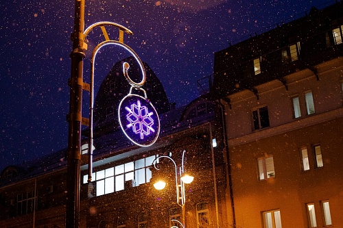 Снег парализовал движение на дорогах Тюмени