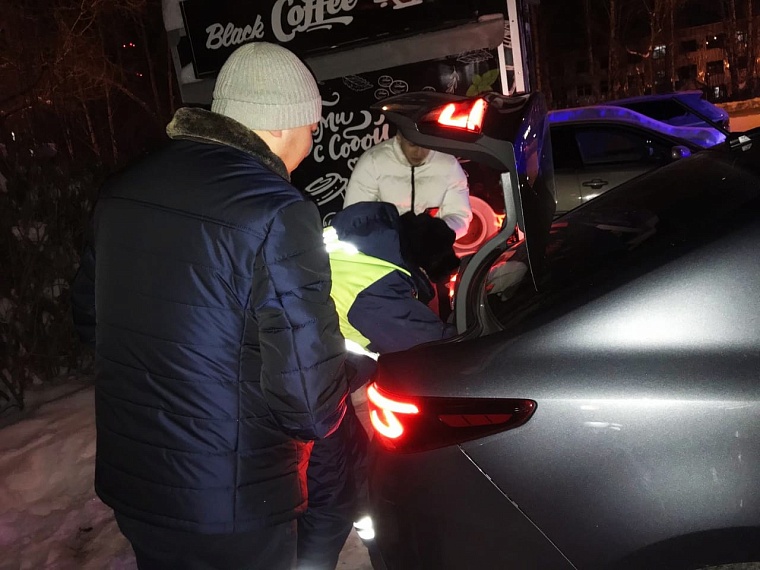 По видеороликам в соцсетях тюменские автоинспекторы наказали двух нарушителей