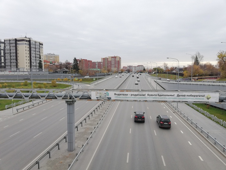 В Тюмени выяснили причину парения на улице Запольной