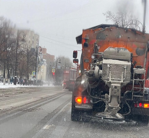 В Тюмени более 400 единиц техники вышло на уборку снега
