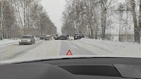 Снегопад привел к всплеску ДТП и пробкам на тюменских дорогах