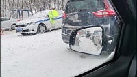 Снегопад привел к всплеску ДТП и пробкам на тюменских дорогах