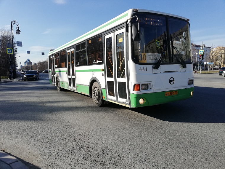 Перекрытия дорог и расписание автобусов: транспортные изменения на праздничные выходные в Тюмени