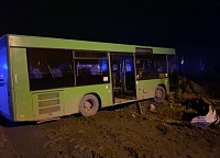 В Тюмени пассажирский автобус попал в ДТП, есть погибший