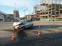 ДТП на Пермякова. От удара "Лады" автомобиль такси вылетел на тротуар