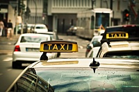 Два мегаполиса УФО в числе городов России с наибольшим числом предложений для водителей такси