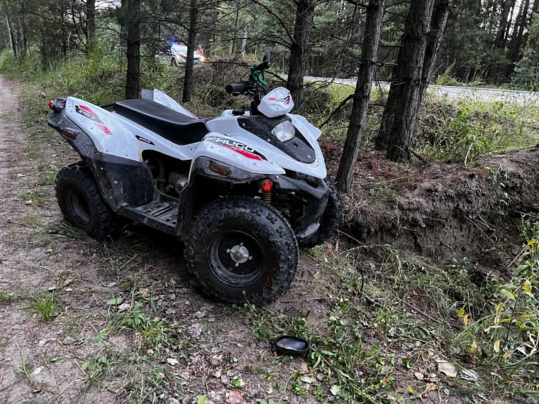 Квадроцикл с 12-летним мальчиком от удара с "Ладой" съехал в кювет на трассе Тюмень - Омск